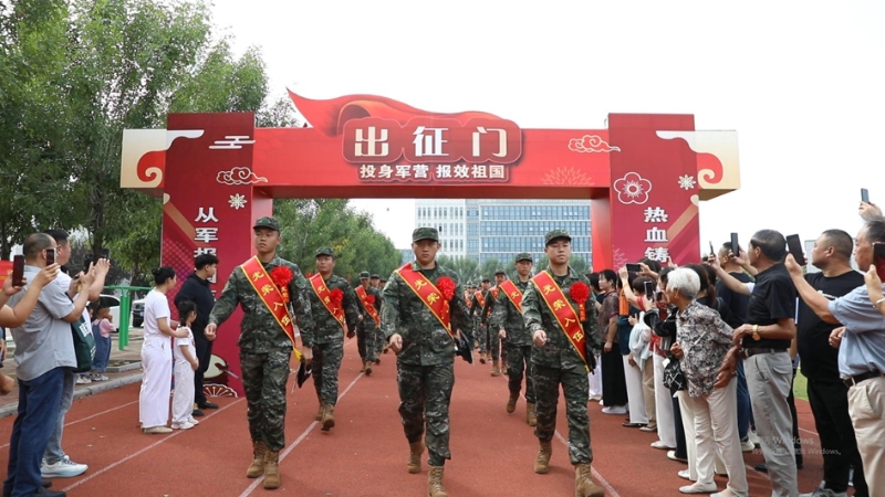 壯志凌云踏征程攜筆從戎赴軍營